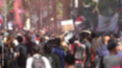 Vue floue sur des manifestants lors d'une manifestation à Paris