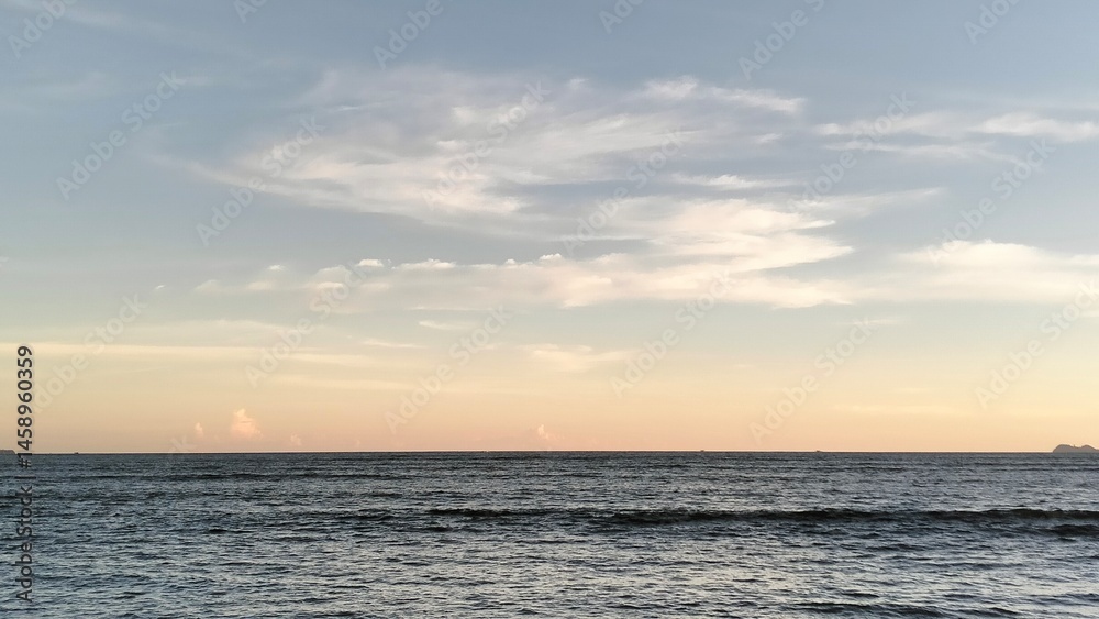 Naklejka premium Golden Hour at the Tropical Seashore