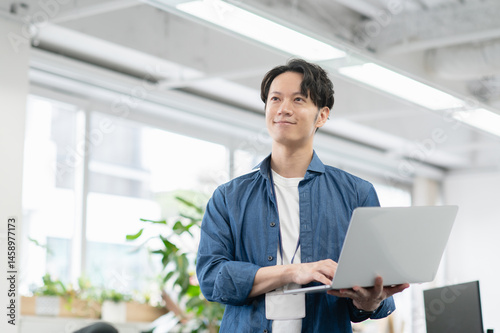 オフィスで仕事する若いビジネスマン