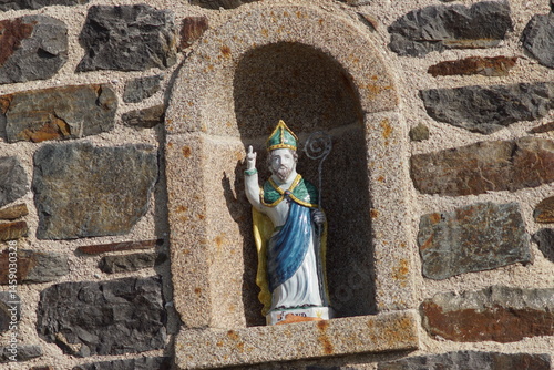 Statue de saint Gaud à la fontaine Saint-Gaud de Saint-Pair-sur-Mer, France, Manche.