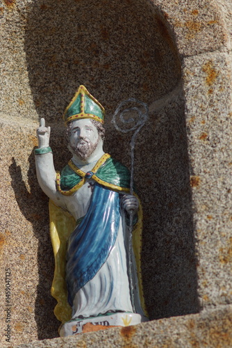 Statue de saint Gaud à la fontaine Saint-Gaud de Saint-Pair-sur-Mer, France, Manche.