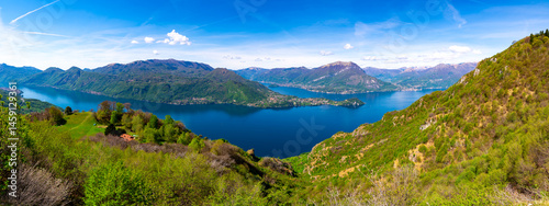 Foto Panorama of Lake Como photographed from Ortanella, showing Bellagio, Balbianello, the Lecco and Como shores of the lake and the mountains above