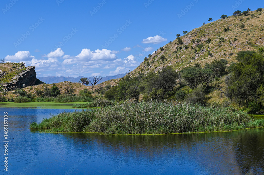 Lac dans un paysage rocheux dans le centre de la Namibie Lac dans un paysage rocheux dans le centre de la Namibie