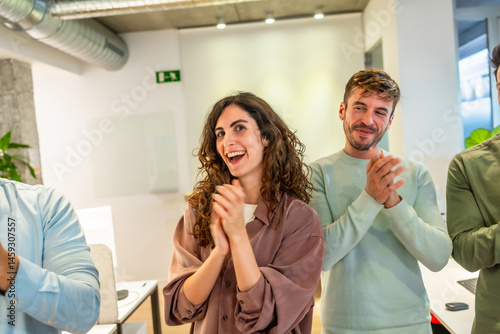 Obraz na płótnie Happy business team clapping hands in modern office w salonie