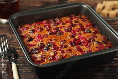 Obraz na płótnie A cranberry pie, freshly backed and ready to be served w salonie