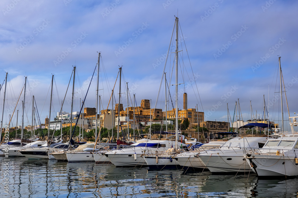 Naklejka premium Pieta Town Skyline From Marina In Malta