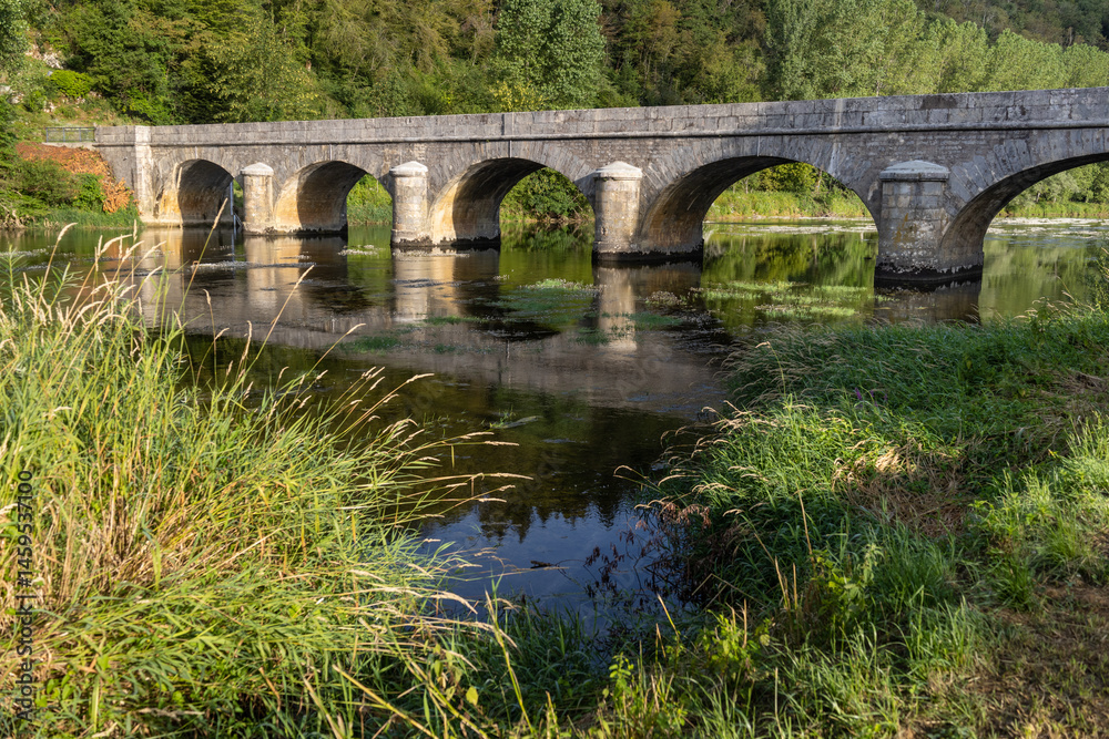 Fototapeta premium Joli pont en pierre permettant le passage sur la Loue entre Chenecey-Buillon et Charnay dans le Doubs en France