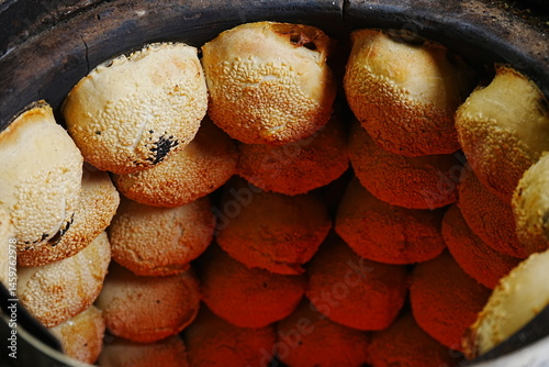 Pork Pepper Bun at Shilin Market in Taipei, Taiwan - 台湾 台北 士林市場または士林夜市 胡椒餅