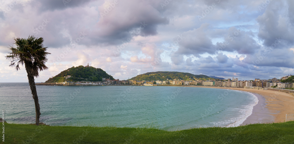 Donostia-San Sebastián, a coastal city whose heart is located in the Concha Bay, with its emblematic beach bathed by the sea.