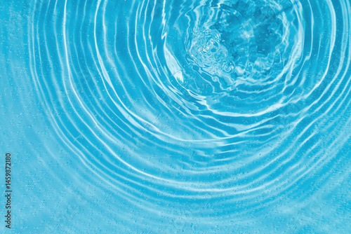 Obraz na płótnie drops on water with circles on a blue background w salonie
