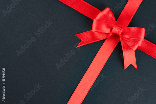 Obraz na płótnie Red ribbon and bow on black background w salonie