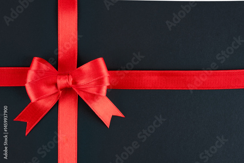 Obraz na płótnie Red ribbon and bow on black background w salonie