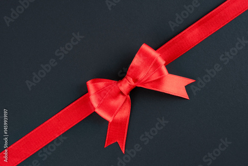 Obraz na płótnie Red ribbon and bow on black background w salonie