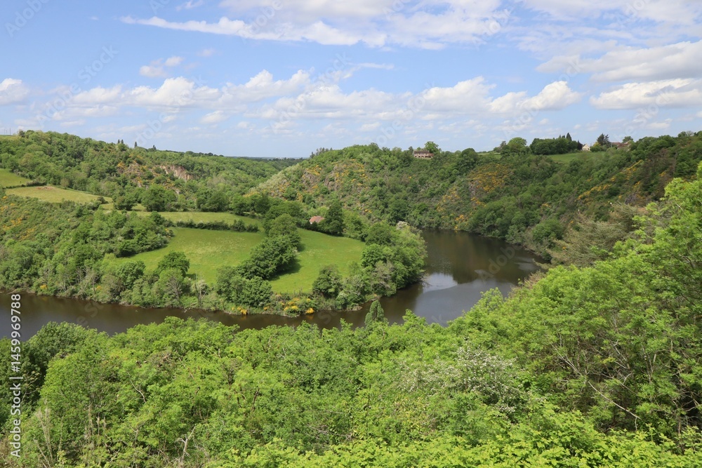 Fleuve la Creuse, la boucle du pin dans la vallée de la Creuse, village de Badecon le Pin, département de l'Indre, France