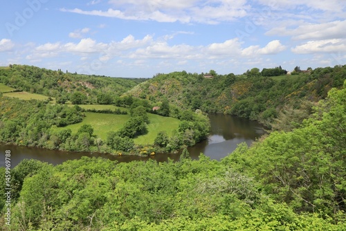 Obraz na płótnie Fleuve la Creuse, la boucle du pin dans la vallée de la Creuse, village de Badecon le Pin, département de l'Indre, France w salonie