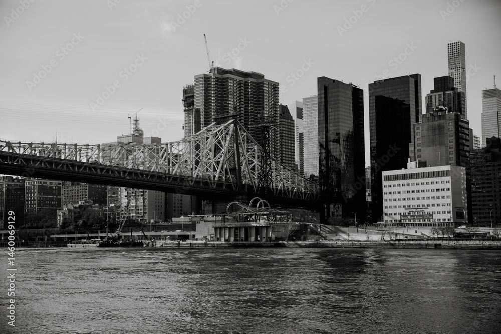 Fototapeta premium Black and White View of Queensboro Bridge and Manhattan Skyline Over East River