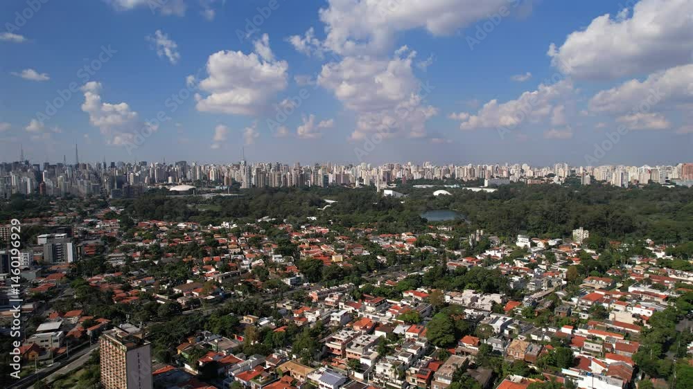 Vista aérea do parque Ibirapuera, São Paulo, Brasil. Dia de sol com vista mostrando a cidade de São Paulo. Imagem ideal para projetos de imobiliária, incorporadoras, viagens, eventos e institucional