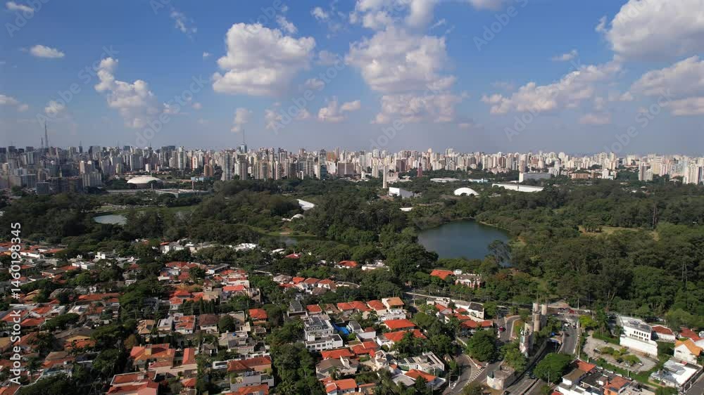 Vista aérea do parque Ibirapuera, São Paulo, Brasil. Dia de sol com vista mostrando a cidade de São Paulo. Imagem ideal para projetos de imobiliária, incorporadoras, viagens, eventos e institucional