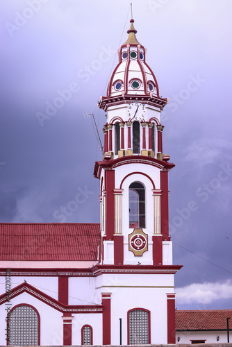 El cielo nublado crea un contraste dramático con los colores vivos de la estructura, aportando una atmósfera solemne y espiritual a esta esta cuspide