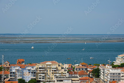 Obraz na płótnie view of the sea, yachts and oyster farms behind the roofs of the city w salonie