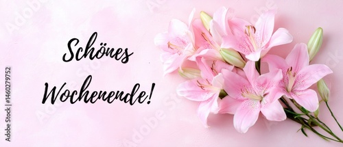 Schönes Wochenende Zarte rosa Lilien auf pastellfarbenem Hintergrund für Grußkarten und saisonale Grüße