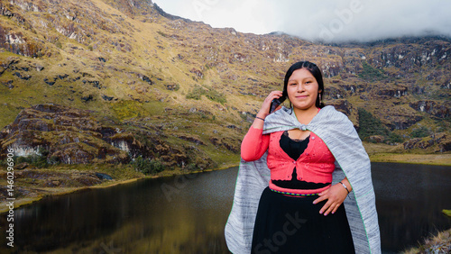 Mujer quechua en vestimenta tradicional en América Latina, feliz mientras usa un teléfono inteligente mirada a un espacio publicidad y aislada en un fondo naturaleza,contactar,celular.Quechua