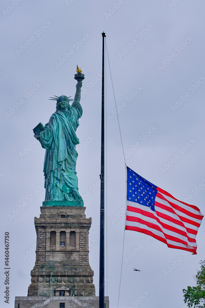 Naklejka premium statue of liberty with american flag 