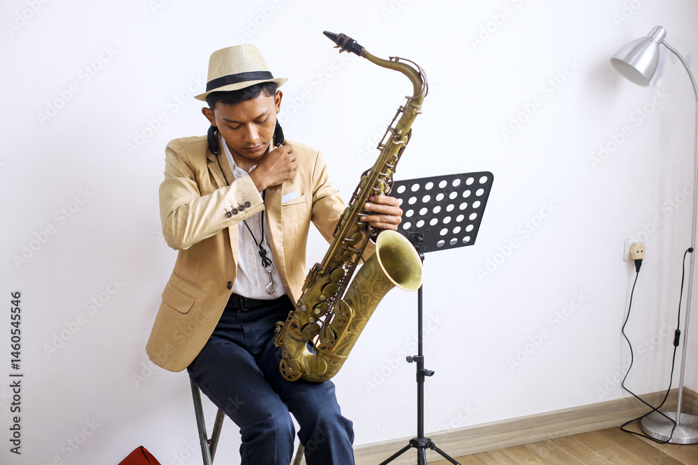 Naklejka premium Musician Man Wear Hat And Formal Suit Adjusting Saxophone Neck Strap Before Playing