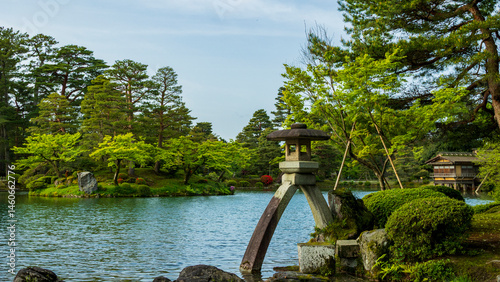 春の金沢　新緑の兼六園　徽軫灯籠と霞ヶ池