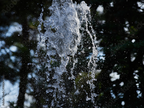 Wallpaper Mural 高速シャッターで撮影した公園の噴水の水飛沫の瞬間 Torontodigital.ca