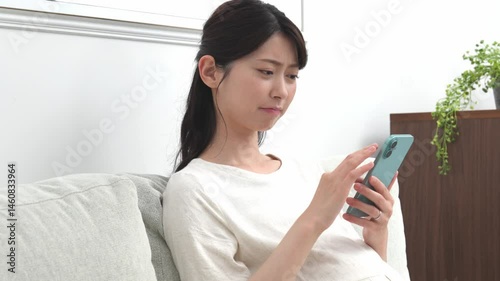 携帯を見る妊婦
