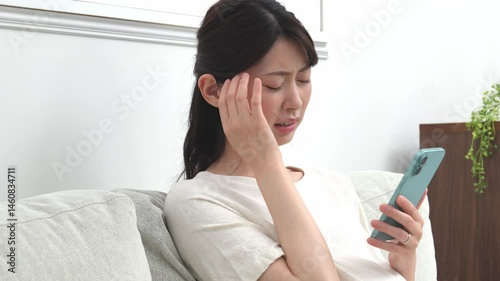 携帯を見る妊婦