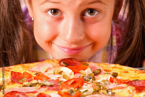 Obraz na płótnie Funny portrait of happy young girl with pizza. w salonie