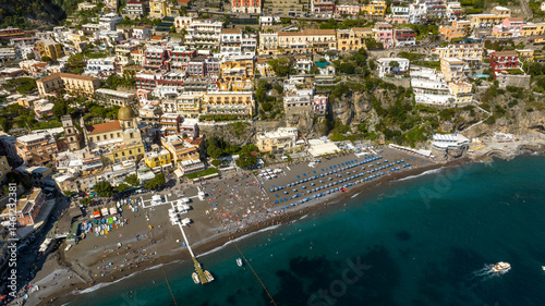 Obraz na płótnie Aerial view of the beach and the city of Positano in the province of Salerno, Campania, Italy. The colorful houses of the town overlook the Mediterranean Sea. It is a beautiful tourist destination. w salonie