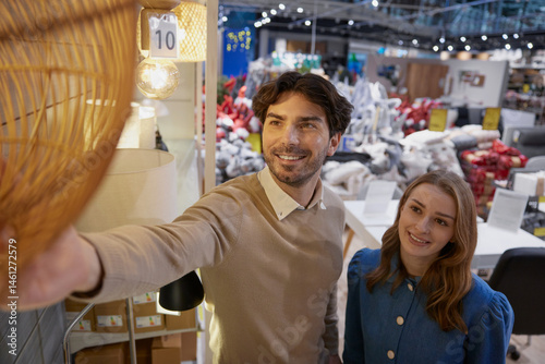 Obraz na płótnie A couple enjoying a shopping experience for modern home decor in a stylish store w salonie