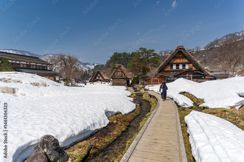 Obraz premium 雪解けの白川郷 残雪の中の集落