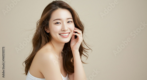 美しい髪を風になびかせる若い女性