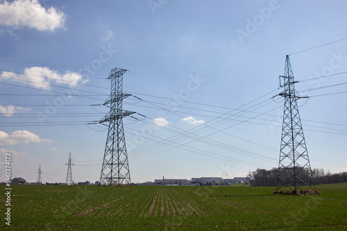 Obraz na płótnie Słupy energetyczne – linia wysokiego napięcia w salonie