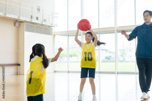 Obraz na płótnie バスケットボールをする子供たちと指導する男性 w salonie