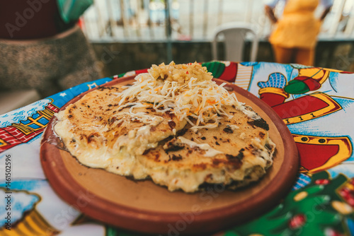 Foto Delicious traditional pupusa with salad served to go