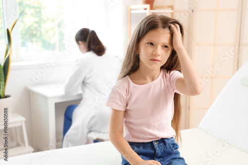 Little girl with pediculosi...