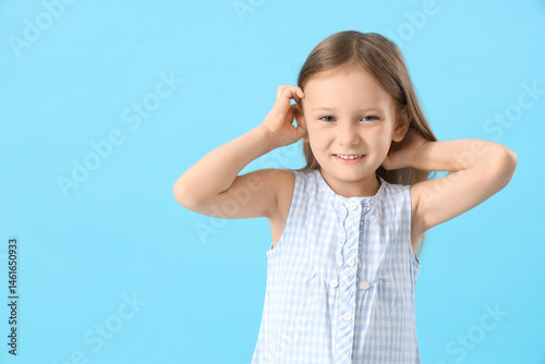 Little girl with pediculosi...