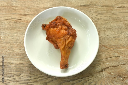 Obraz na płótnie crispy fried chicken tight and leg fermenting with herb on plate w salonie