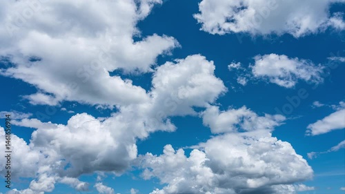 タイムラプス　 夏の爽やかな青空に流れるたくさんの白い雲