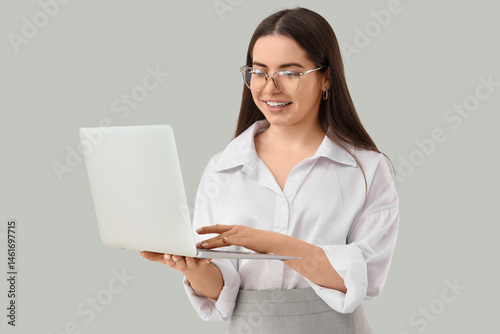 Young secretary working wit...