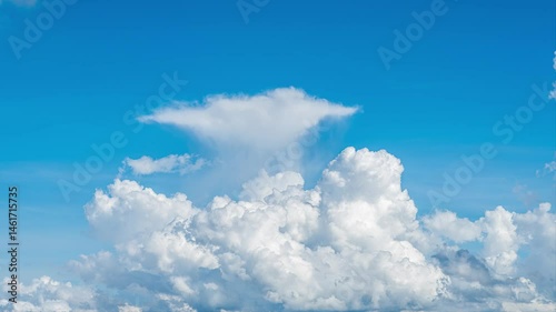 タイムラプス　青空に浮かぶ雄大な雲海と積乱雲