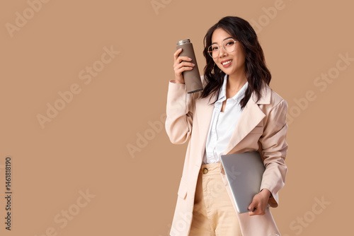 Young Asian businesswoman w...