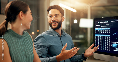 Tableau sur toile Team, business people and computer screen for stock market discussion, investment data or growth in office