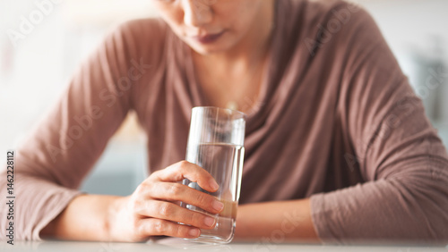 Fotografía Looking at a glass of water with suspicion