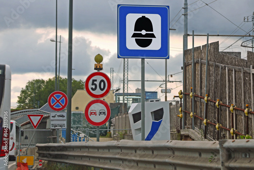 Obraz na płótnie electronic device with traffic signs for recording speed control with automatic device that photographs cars going too fast w salonie